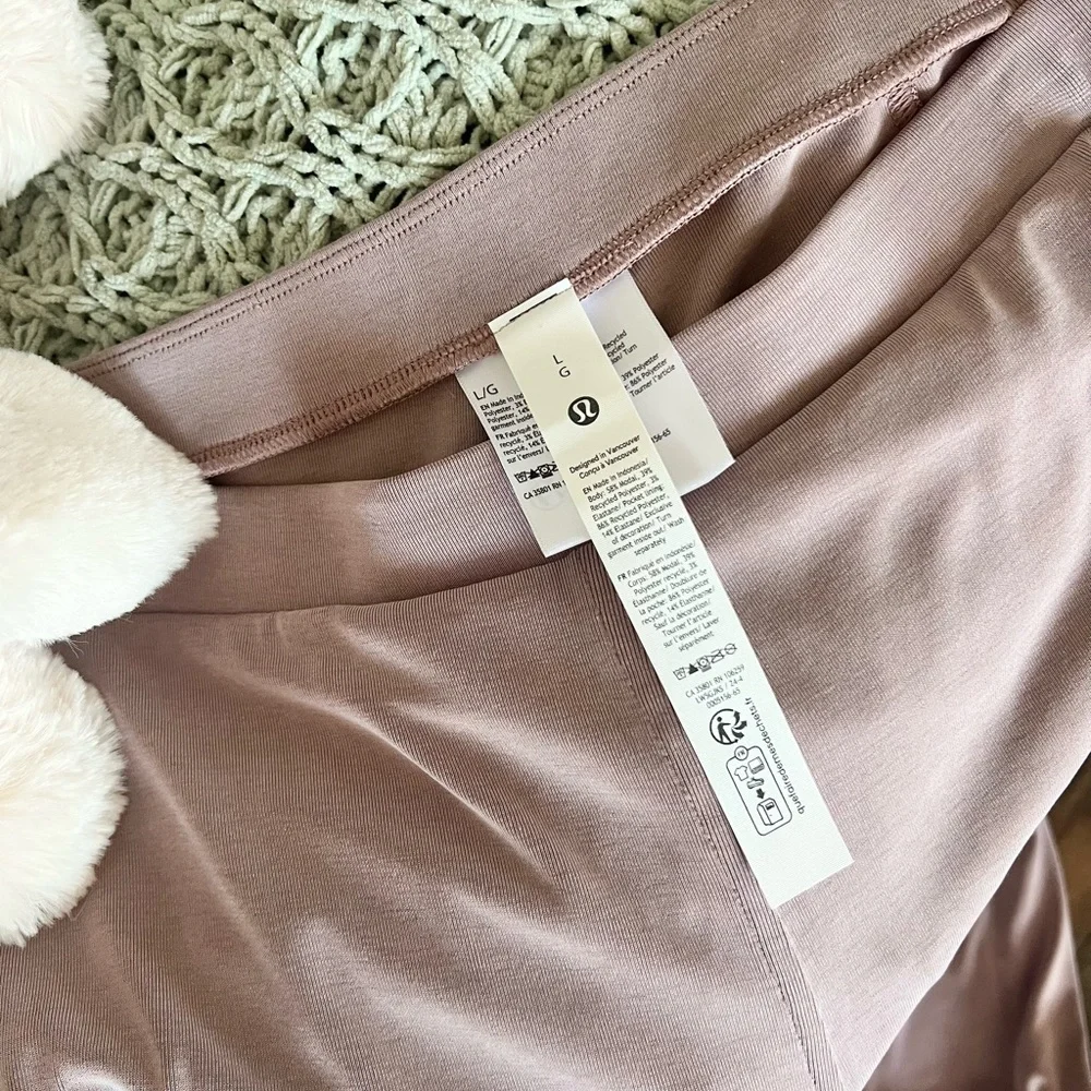 NWT lululemon Drapey Softstreme flared pant- twilight rose, size L - Picture 3 of 7